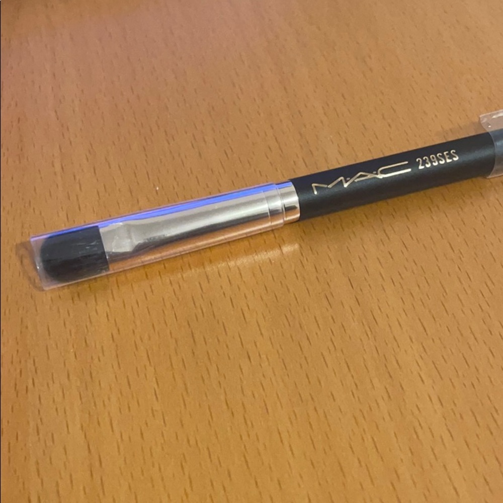 MAC Brush 239SES NWT (Short Travel Size!)